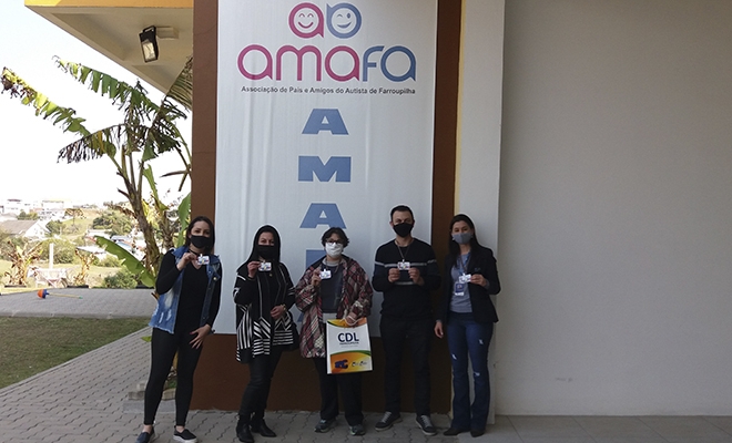 CDL doa crachás e cordões de identificação especial para a Amafa